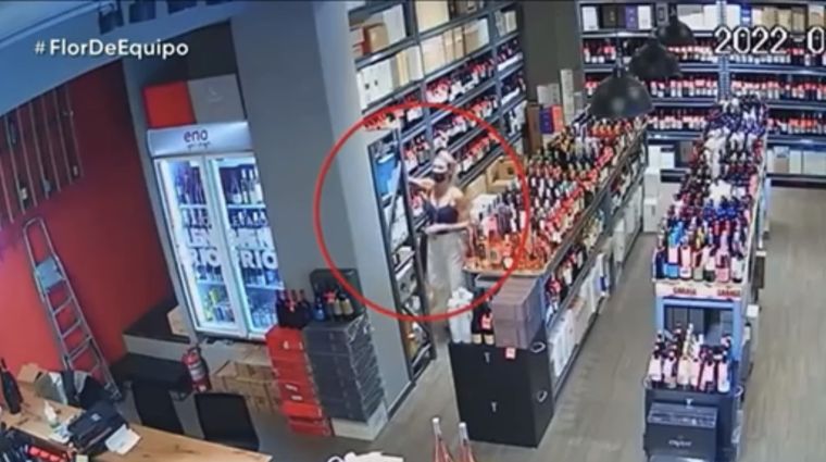 Captura de pantalla del video en donde la mujer roba en el negocio. Foto: Imágenes Flor de Equipo