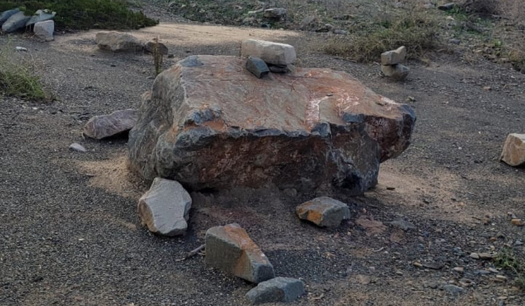 La piedra está ubicada en un rincón de Villavicencio, lugar hasta donde muchos llegan en secreto a meditar, reflexionar y buscar un poco de paz en medio de una rutina diaria estresante.