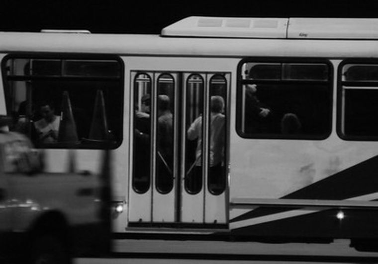 A unos 500 metros, Bono sólo fue visto en el bus del aeropuerto. Foto: Alf Ponce/Mdz