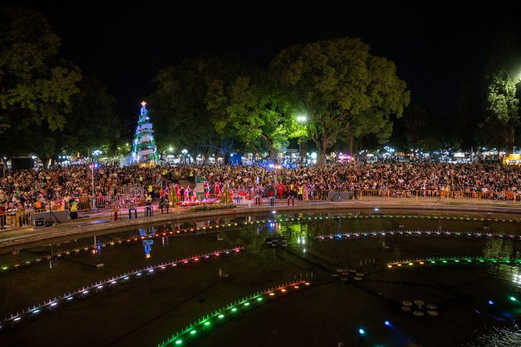 La Navidad se vivió a pleno en el centro mendocino, donde miles de personas participaron de una propuesta abierta, gratuita y pensada para compartir. La Navidad se vivió a pleno en el centro mendocino, donde miles de personas participaron de una propuesta abierta, gratuita y pensada para compartir.