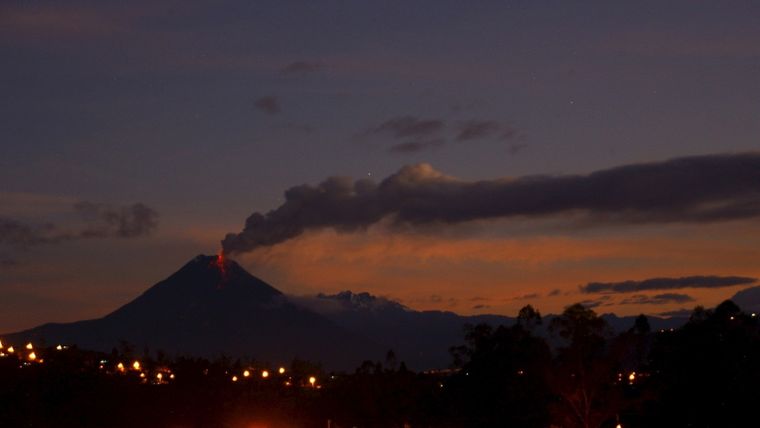 El volcán Tungurahua, de Ecuador, arroja grandes nubes de gas y ceniza cerca de la ciudad de Baños, 2015.