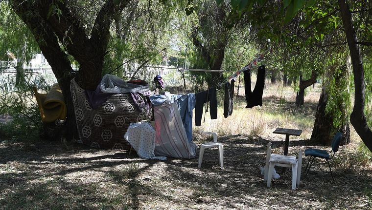 Familias viven a orillas de la Costanera de Mendoza. Foto: ALF PONCE MERCADO / MDZ