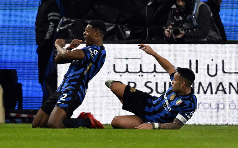 Denzel Dumfries festeja un gol en el Inter junto a Lautaro Martínez. Denzel Dumfries festeja un gol en el Inter junto a Lautaro Martínez.