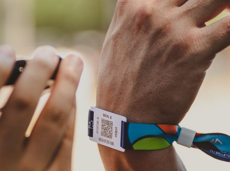Pocket Cash será la pulsera con un código que funcionará como billetera virtual para hacer pagos dentro del predio del Cosquín Rock 2025. Foto: CR25