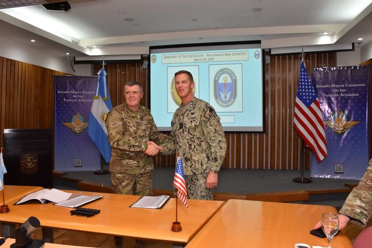 El Gral. Pafundi a la izquierda, y el Contralmirante Shafer a la derecha Foto: Fuerzas Armadas