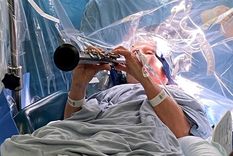 Denise Bacon sorprendió a todos al tocar el clarinete durante la operación.&nbsp;