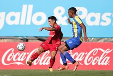 Misael Sosa lanza el centro con la presión puntana. Foto: Copa Argentina