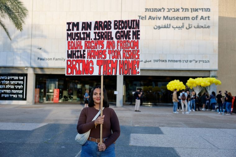 Un manifestante sostiene un cartel que exige la liberación de los rehenes que están retenidos en la Franja de Gaza Foto: Noticias Argentinas