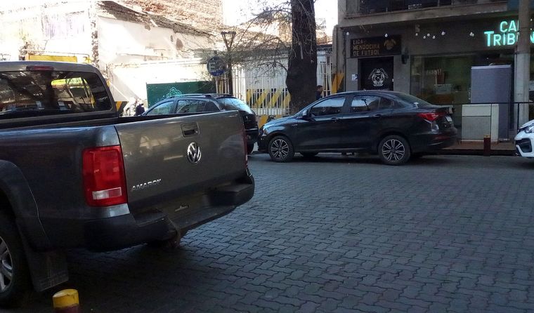 Personal de Investigaciones lideró los allanamientos en la Liga Mendocina por la causa de los certificados médicos truchos. Personal de Investigaciones lideró los allanamientos en la Liga Mendocina por la causa de los certificados médicos truchos.