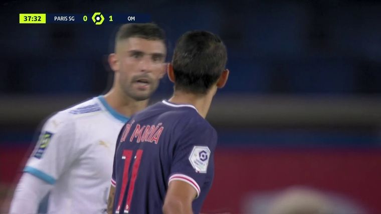El momento en el que Di María escupe a González.