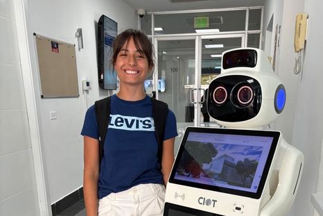 La joven tiene 16 años. La joven tiene 16 años.