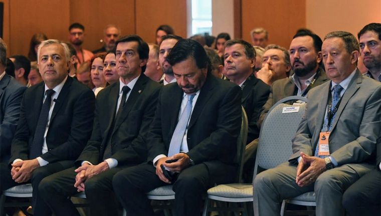 El intendente en la cumbre minera. Foto: Alf Ponce Mercado/MDZ