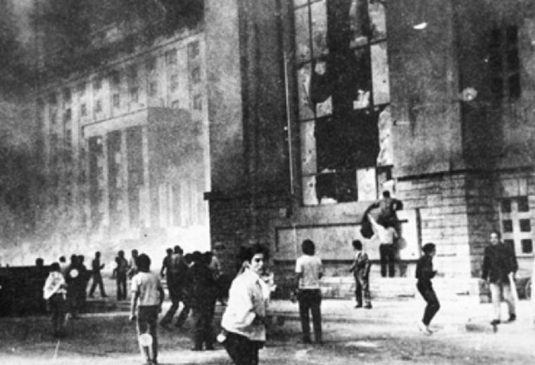 Las columnas de protesta frente a la Casa de Gobierno. Manifestación en el Centro Cívico. Foto: Diario Mendoza, 05/04/1972