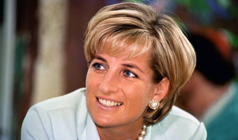 Lady Di lo tenía todo e impuso tendencia en distintas ocasiones y a cada paso. Foto: El País - https://imagenes.elpais.com/resizer/Y21vb5yPdkUOxXLFa7kaxp4EkOM=/1960x0/arc-anglerfish-eu-central-1-prod-prisa.s3.amazonaws.com/public/6Z3EN7UXCZ4UBQJHDUUJNBY2XU.jpg