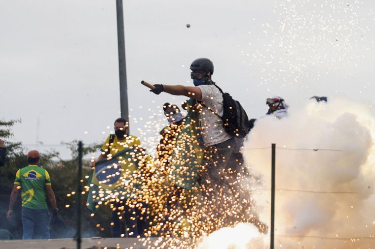 Supporters of Brazils former President Jair Bolsonaro demonstrate against President Luiz Inacio Lula da Silva, outside Brazil?s National Congress in Brasilia, Brazil, January 8, 2023. Foto: REUTERS/Adriano Machado