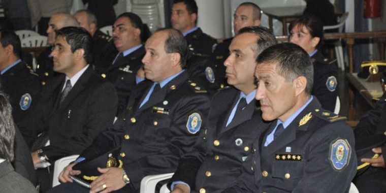 Los policías asisten al informe. Foto: Mediamza