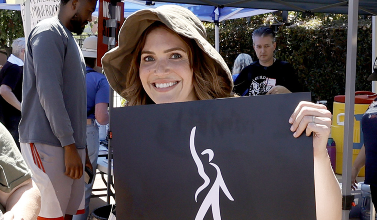 Mandy Moore se sumó a la huelga de los actores en Estados Unidos y explicó el por qué de manera muy contundente.