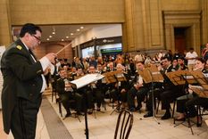 Los pasajeros del Tren Roca, sorprendidos por la sinfónica de la Gendarmería Nacional. Los pasajeros del Tren Roca, sorprendidos por la sinfónica de la Gendarmería Nacional.