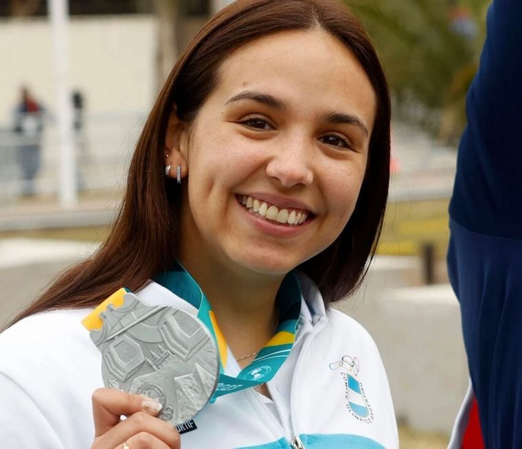 Fernanda Russo con la medalla que la clasificó a los Juegos Olímpicos de París 2024. Foto: Federación Argentina de Tiro. Foto: Federación Argentina de Tiro