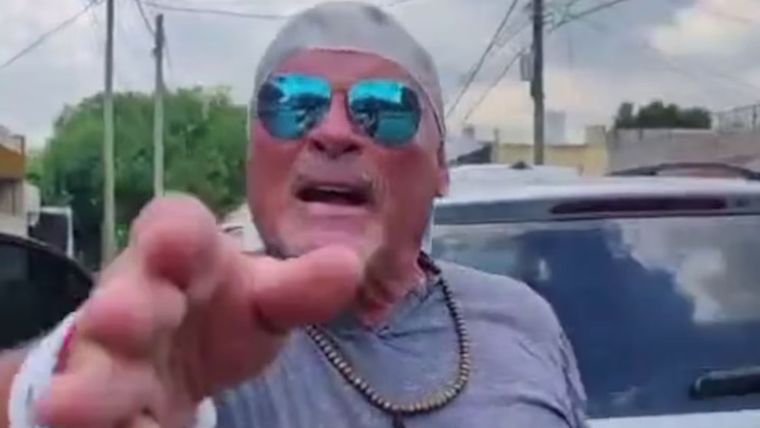 Alfa negó el accidente y dijo que la patente estaba tapada. / Captura Tiktok