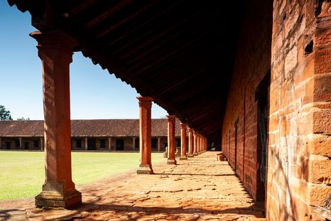 Este pueblo se encuentra al sur del departamento de Itapúa, a 333 kilómetros de la ciudad de Asunción. Este pueblo se encuentra al sur del departamento de Itapúa, a 333 kilómetros de la ciudad de Asunción.