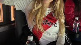 Evangelina Anderson posa en el monumental y se roba todas las miradas Evangelina Anderson es hincha del club que dirige su marido, Martín Demichelis. Foto: Instagram @evangelinaanderson