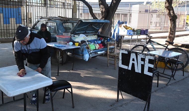 Entre charlas cortas y desayunos al paso, José sostiene una historia que muchos conocen y valoran. Entre charlas cortas y desayunos al paso, José sostiene una historia que muchos conocen y valoran.