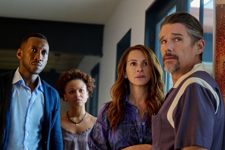 Dejar el Mundo Atrás, protagonizada por Julia Roberts, Mahershala Ali y Kevin Bacon. Foto: Prensa Netflix Latinoamérica.