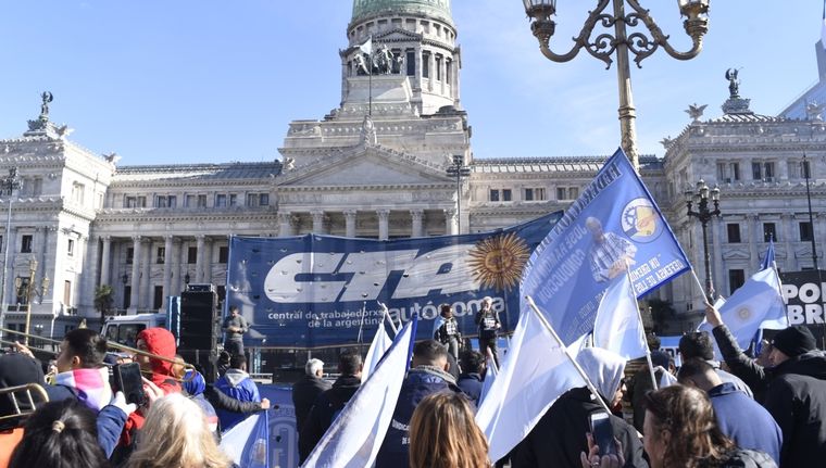Martes de piquetes contra el veto a los jubilados en el centro porteño. Foto: Juan Mateo Aberastain Zubimendi/MDZ