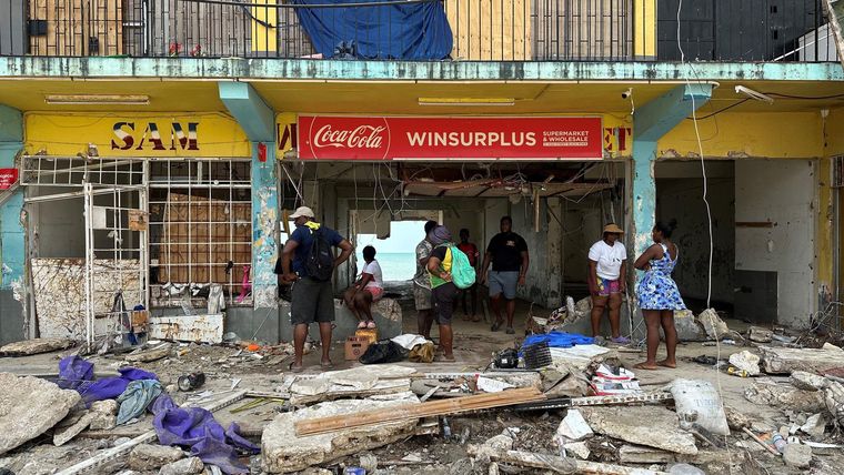 Residentes de Black River buscan agua y alimentos entre los escombros de tiendas y mercados.
