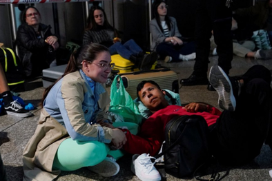 MDZol | Afectados por el apagón en España. Foto: Reuters - BBC