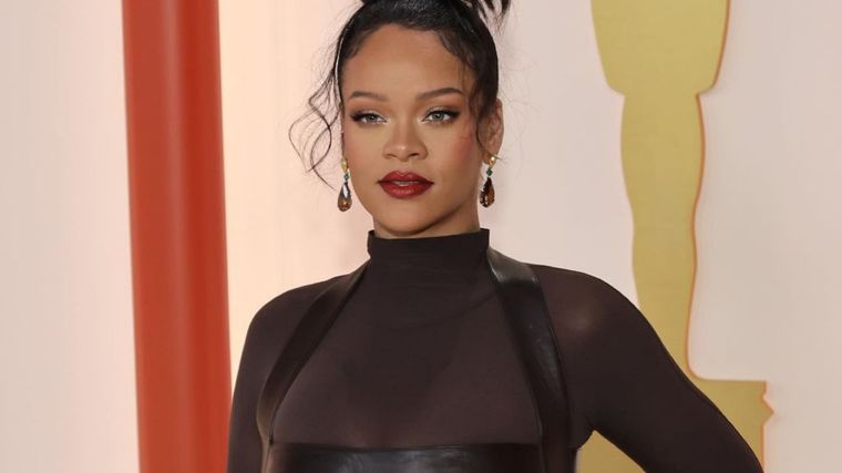 Rihanna usa una sudadera con un mensaje irónico y estalla la red Rihanna es una cantante oriunda de Barbados. Actualmente es una de las figuras que triunfa en la industria del entretenimiento. Foto: @fentybeauty / @fentyskin