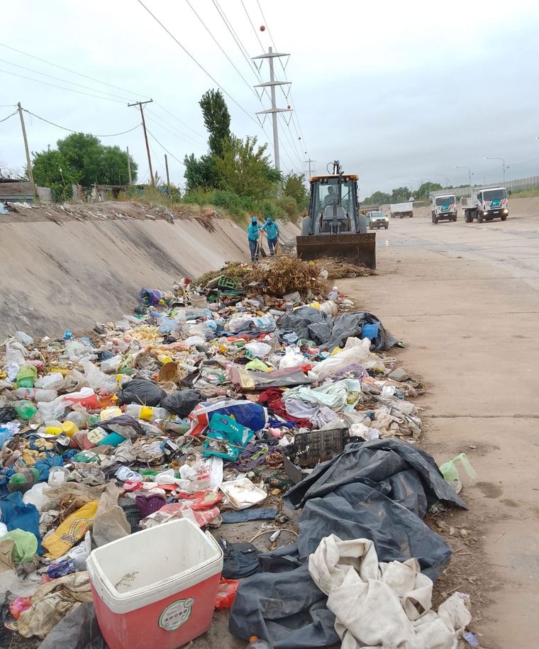 Los trabajos de limpieza en el Colector Papagayos. Foto: Ciudad de Mendoza