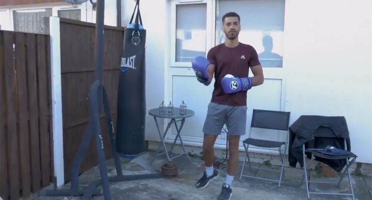 El boxeador inglés, segundos antes de pegarse solo en la cara