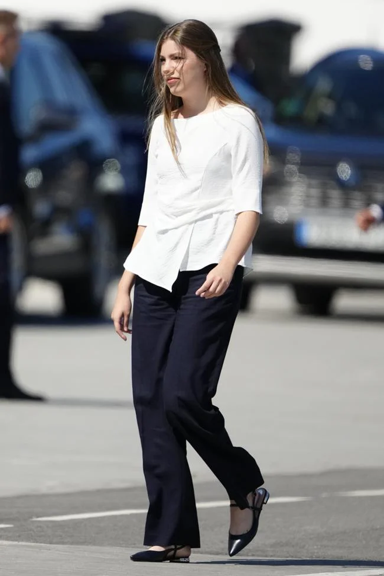 Infanta Sofía madura su estilo con un look blanco y negro. Infanta Sofía madura su estilo con un look blanco y negro.