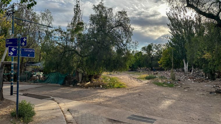 El municipio informó que retira cinco camiones diarios de residuos, pero vecinos del barrio Urundel aseguran que solo levantaron basura liviana y dejaron escombros.