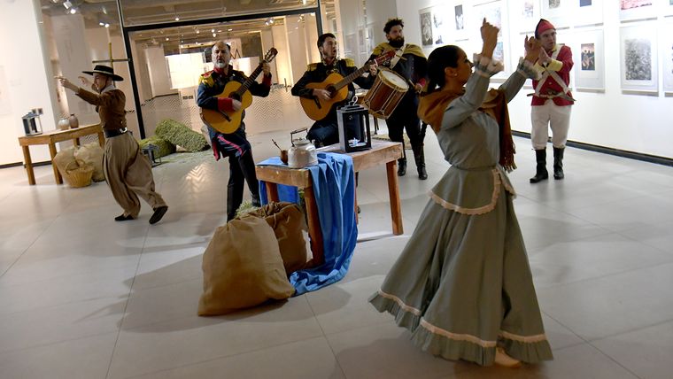 El encuentro comenzó con una recepción en el hall del teatro, donde el público fue recibido por una ambientación de época y una puesta que recreaba escenas cotidianas del campo de instrucción sanmartiniano. El encuentro comenzó con una recepción en el hall del teatro, donde el público fue recibido por una ambientación de época y una puesta que recreaba escenas cotidianas del campo de instrucción sanmartiniano.