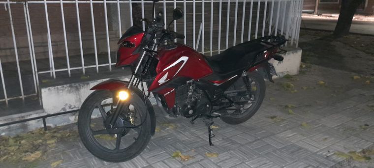 La motocicleta fue encontrada abandonada en la vía pública.