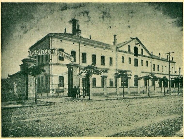 Antigua entrada de la Cervecería Palermo sobre la Avenida Coronel Díaz. Foto: Instagram/@antiguabaires. Foto: Instagram/@antiguabaires