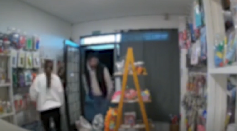 La comerciante recibiendo al acusado. Foto: captura de video.