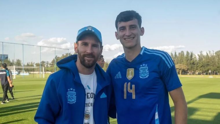 Tomás Pérez, aquí con Leo Messi, era una fija de Diego Placente para la lista definitiva del Mundial Sub 20. Tomás Pérez, aquí con Leo Messi, era una fija de Diego Placente para la lista definitiva del Mundial Sub 20.