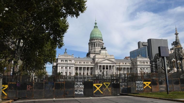 Javier Milei y su gabinete observarán el transcurso de la Marcha Federal. Que marchen, los vamos a dejar, señalaron desde Casa Rosada. &nbsp;