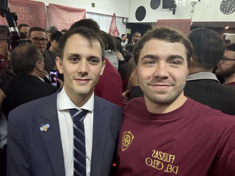 Sagaz Luna (vestido de traje) en uno de los actos libertarios. Foto: @isibonicatto_