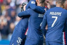 Sergio Ramos abraza a Messi tras la victoria del PSG. Foto: @PSG_espanol