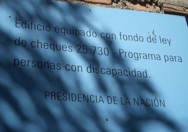 El curioso cartel. Foto: Mdz