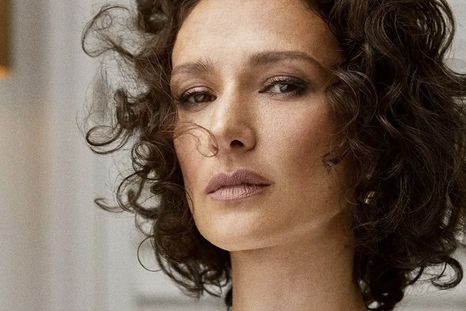 Indira Varma es una de las protagonistas de la historia de Netflix. Foto: Archivo Indira Varma es una de las protagonistas de la historia de Netflix. Foto: Archivo