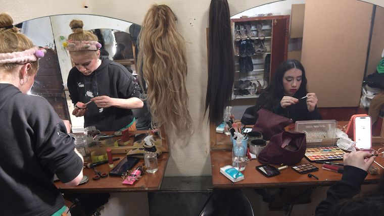 La preparación antes del show es clave: maquillaje, vestuario y concentración para salir a escena. La preparación antes del show es clave: maquillaje, vestuario y concentración para salir a escena.