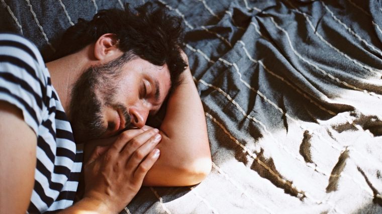 Una buena siesta siempre es beneficiosa, según el estudio. Foto: Gq.