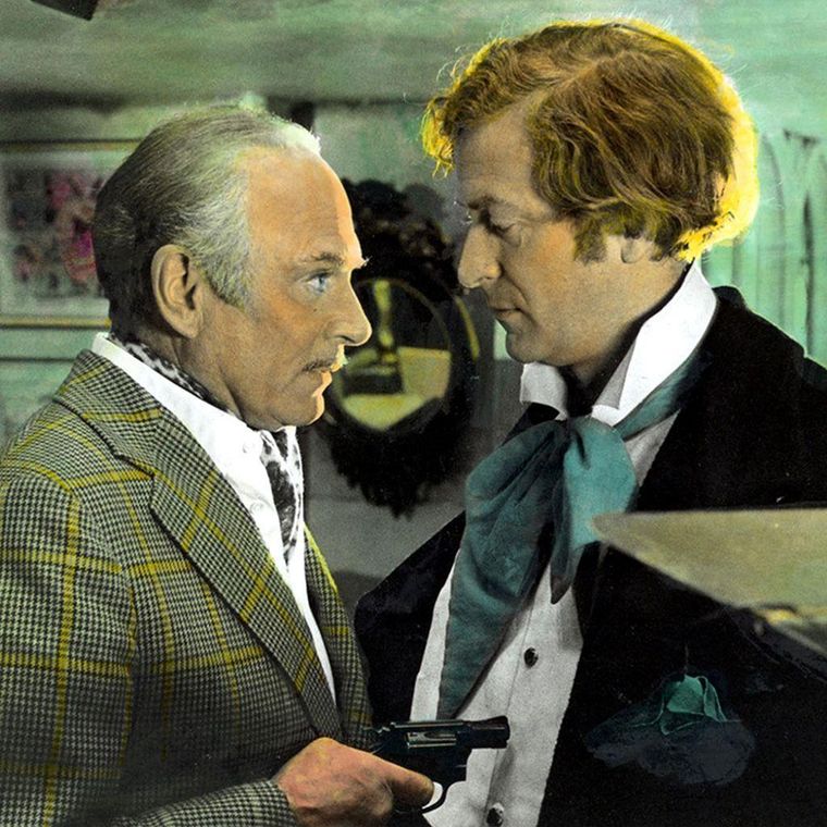 Las potentes actuaciones de Laurence Olivier y Michael Caine impulsan la trama llena de giros inesperados de "La huella".