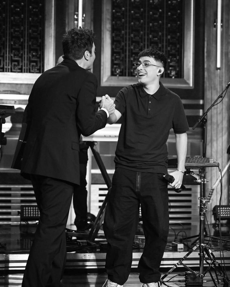 Trueno junto a Jimmy Fallon minutos después de su electrizante presentación en la cadena NBC. Trueno junto a Jimmy Fallon minutos después de su electrizante presentación en la cadena NBC.